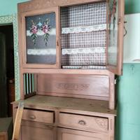 Mobile vintage con vetrate 