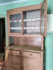 Mobile vintage con vetrate 