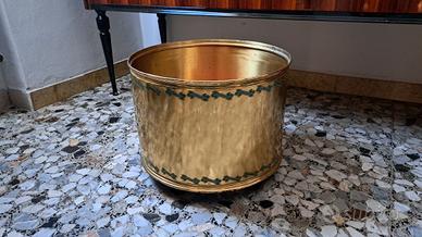 contenitore in ottone con ruote