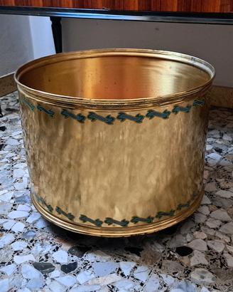 contenitore in ottone con ruote