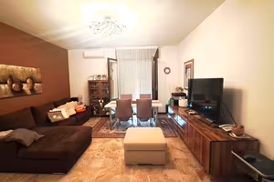 Ampio tre camere due bagni ultimo piano