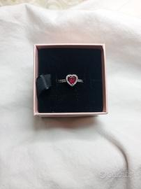 Pandora- Anello cuore in rilievo rosso