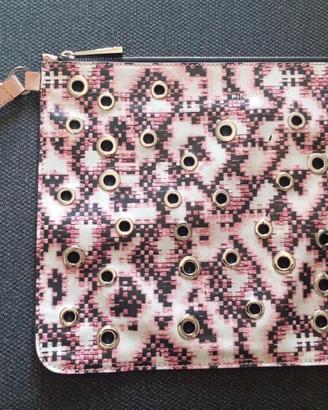 Pochette Pinko a mano con borchie