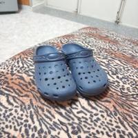 Paio di zoccoli in stile Crocs blu navy misura 40