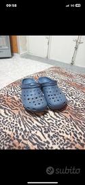 Paio di zoccoli in stile Crocs blu navy misura 40