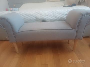 panca scendiletto in tessuto e legno usata