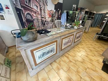 Bancone in legno invecchiato