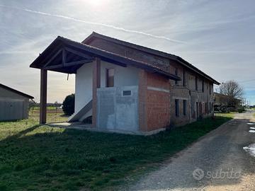 Cascinale 400 mq da ristrutturare con tetto nuovo