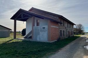 Cascinale 400 mq da ristrutturare con tetto nuovo
