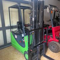 Carrello elevatore muletto sollevatore