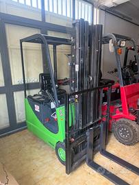 Carrello elevatore muletto sollevatore