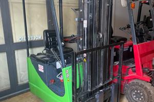 Carrello elevatore muletto sollevatore