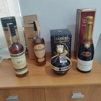 bottiglie vintage di whisky liquore e champagne