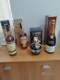 bottiglie vintage di whisky liquore e champagne