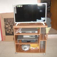 mobile TV con ruote e ripiano girevole