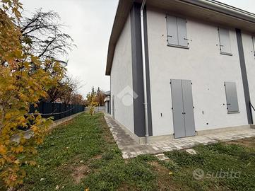 VILLA A SCHIERA D'ANGOLO A REGGIO NELL'EMILIA