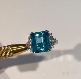 Anello con Blu acquamarina  e diamanti