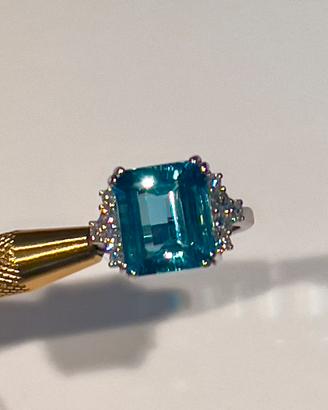 Anello con Blu acquamarina  e diamanti