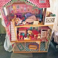 Casa delle bambole con accessori