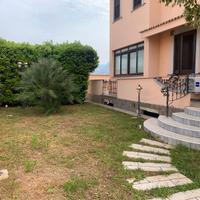 Bifamiliare arredata vicino il mare