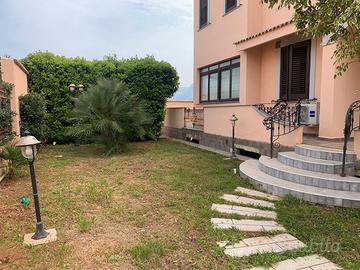 Bifamiliare arredata vicino il mare