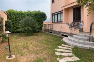 Bifamiliare arredata vicino il mare