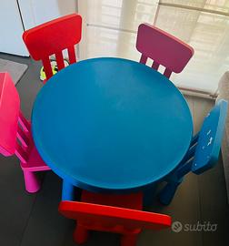 Tavolino con le sedie per bambini