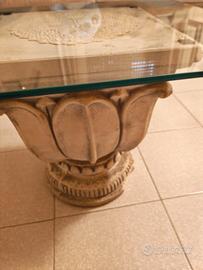 Tavolino in vetro con base capitello marmo-cemento