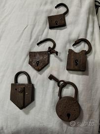 Cinque lucchetti antichi, da sistemare