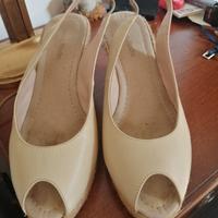 sandali di pelle con la zeppa. 