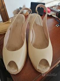 sandali di pelle con la zeppa. 