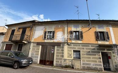 TRILOCALE IN CENTRO CON TAVERNA, CANTINA E BOX