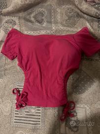 Top rosa fucsia con spalle/lato scoperti