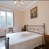 Letto matrimoniale in ferro e rete a doghe. 
