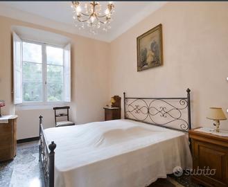 Letto matrimoniale in ferro e rete a doghe. 