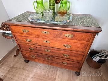 Cassettone in legno di noce