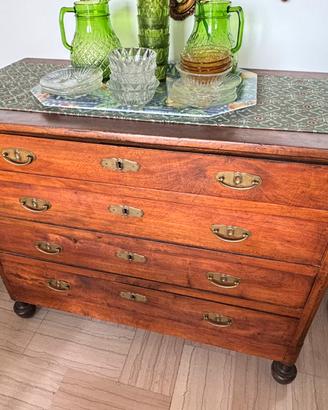 Cassettone in legno di noce