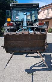 Caricatore posteriore idraulico per  trattore