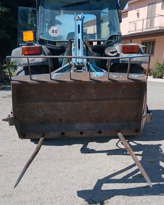 Caricatore posteriore idraulico per  trattore