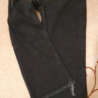 Jeans denim nero sfrangiato a zampa