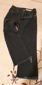 Jeans denim nero sfrangiato a zampa