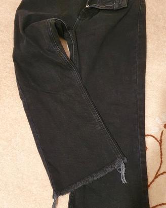 Jeans denim nero sfrangiato a zampa