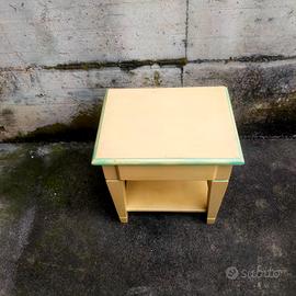 comodino e 30 CD come da foto nuovi valore 60 euro