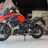 Suzuki V / Storm Red 1:12 Model 19130 MAISTO
