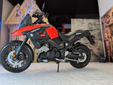 Suzuki V / Storm Red 1:12 Model 19130 MAISTO
