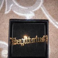 collana in oro con scritta 𝕾𝖆𝖌𝖎𝖙𝖙𝖆𝖗𝖎𝖚𝖘