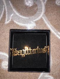 collana in oro con scritta 𝕾𝖆𝖌𝖎𝖙𝖙𝖆𝖗𝖎𝖚𝖘