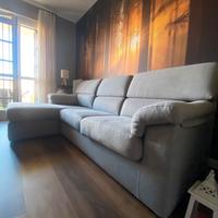 Divano in tessuto grigio