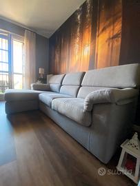 Divano in tessuto grigio