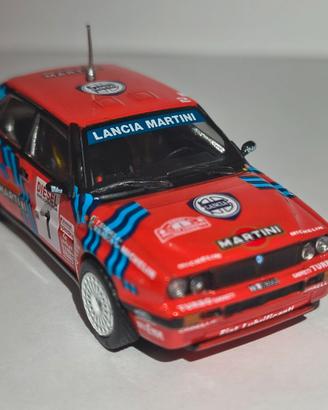 Modellino lancia delta integrale 16V rally 1/64